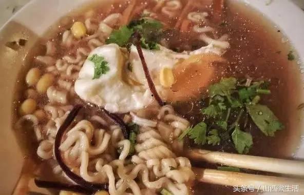 网红明叔煮泡面,网红美食背后的家常味道