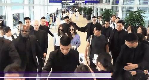 明星去香港粉丝尖叫,人气爆棚现场盛况空前